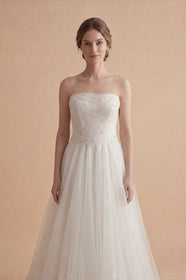 Load image into Gallery viewer, AKAY Gelinlik kare yaka ince straplez inci detaylı A kesim tül gelinlik modeli, romantik ve modern bridal tasarım.

