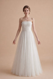 Load image into Gallery viewer, AKAY Gelinlik kare yaka ince straplez inci detaylı A kesim tül gelinlik modeli, romantik ve modern bridal tasarım.
