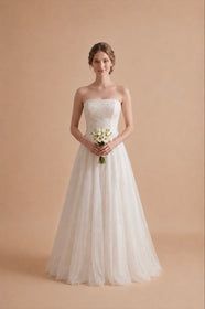 Load image into Gallery viewer, AKAY Gelinlik kare yaka ince straplez inci detaylı A kesim tül gelinlik modeli, romantik ve modern bridal tasarım.
