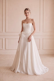 Load image into Gallery viewer, AKAY Bridal 25798 model, çiçek desenli dantel işlemeli korse bedenli, kalp yakalı, dar kesim gelinlik ve belden bağlanan fiyonk detaylı, iki yana açılan çıkarılabilir panço etek ile şık gelinlik tasarımı.
