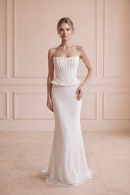 Load image into Gallery viewer, AKAY Bridal 25798 model, çiçek desenli dantel işlemeli korse bedenli, kalp yakalı, dar kesim gelinlik ve belden bağlanan fiyonk detaylı, iki yana açılan çıkarılabilir panço etek ile şık gelinlik tasarımı.
