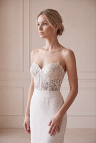 Load image into Gallery viewer, AKAY Bridal 25798 model, çiçek desenli dantel işlemeli korse bedenli, kalp yakalı, dar kesim gelinlik ve belden bağlanan fiyonk detaylı, iki yana açılan çıkarılabilir panço etek ile şık gelinlik tasarımı.
