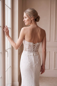 Load image into Gallery viewer, AKAY Bridal 25798 model, çiçek desenli dantel işlemeli korse bedenli, kalp yakalı, dar kesim gelinlik ve belden bağlanan fiyonk detaylı, iki yana açılan çıkarılabilir panço etek ile şık gelinlik tasarımı.
