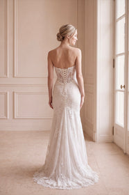 Load image into Gallery viewer, AKAY Bridal 25798 model, çiçek desenli dantel işlemeli korse bedenli, kalp yakalı, dar kesim gelinlik ve belden bağlanan fiyonk detaylı, iki yana açılan çıkarılabilir panço etek ile şık gelinlik tasarımı.
