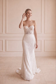 Load image into Gallery viewer, AKAY Bridal 25798 model, çiçek desenli dantel işlemeli korse bedenli, kalp yakalı, dar kesim gelinlik ve belden bağlanan fiyonk detaylı, iki yana açılan çıkarılabilir panço etek ile şık gelinlik tasarımı.
