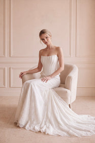 Load image into Gallery viewer, AKAY Bridal 25798 model, çiçek desenli dantel işlemeli korse bedenli, kalp yakalı, dar kesim gelinlik ve belden bağlanan fiyonk detaylı, iki yana açılan çıkarılabilir panço etek ile şık gelinlik tasarımı.
