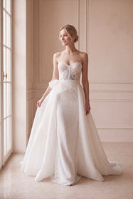 Load image into Gallery viewer, AKAY Bridal 25798 model, çiçek desenli dantel işlemeli korse bedenli, kalp yakalı, dar kesim gelinlik ve belden bağlanan fiyonk detaylı, iki yana açılan çıkarılabilir panço etek ile şık gelinlik tasarımı.
