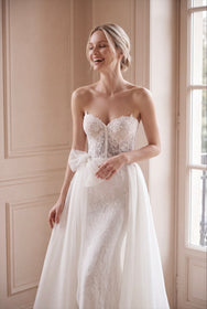 Load image into Gallery viewer, AKAY Bridal 25798 model, çiçek desenli dantel işlemeli korse bedenli, kalp yakalı, dar kesim gelinlik ve belden bağlanan fiyonk detaylı, iki yana açılan çıkarılabilir panço etek ile şık gelinlik tasarımı.
