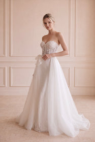 Load image into Gallery viewer, AKAY Bridal 25798 model, çiçek desenli dantel işlemeli korse bedenli, kalp yakalı, dar kesim gelinlik ve belden bağlanan fiyonk detaylı, iki yana açılan çıkarılabilir panço etek ile şık gelinlik tasarımı.
