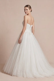 Load image into Gallery viewer, AKAY Gelinlik straplez A kesim gelinlik modeli, yoğun dantel işlemeli korsajlı ve hacimli tül etekli romantik couture bridal tasarım.

