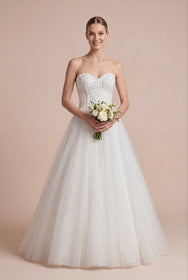 Load image into Gallery viewer, AKAY Gelinlik straplez A kesim gelinlik modeli, yoğun dantel işlemeli korsajlı ve hacimli tül etekli romantik couture bridal tasarım.
