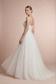 Load image into Gallery viewer, AKAY Gelinlik straplez A kesim gelinlik modeli, yoğun dantel işlemeli korsajlı ve hacimli tül etekli romantik couture bridal tasarım.
