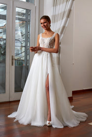 Görseli Galeri görüntüleyiciye yükleyin, Akay a kesim askılı gelinlik modeli, ihtişamlı kabarık etek ve zarif üst detaylarıyla düğün gelinliği
