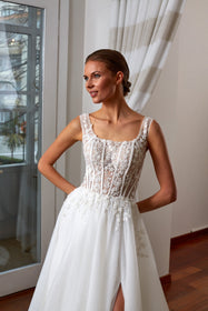 Görseli Galeri görüntüleyiciye yükleyin, Akay a kesim askılı gelinlik modeli, ihtişamlı kabarık etek ve zarif üst detaylarıyla düğün gelinliği
