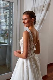 Görseli Galeri görüntüleyiciye yükleyin, Akay a kesim askılı gelinlik modeli, ihtişamlı kabarık etek ve zarif üst detaylarıyla düğün gelinliği
