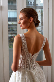 Görseli Galeri görüntüleyiciye yükleyin, Akay a kesim askılı gelinlik modeli, ihtişamlı kabarık etek ve zarif üst detaylarıyla düğün gelinliği
