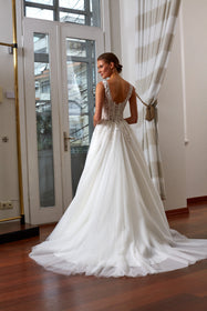 Görseli Galeri görüntüleyiciye yükleyin, Akay a kesim askılı gelinlik modeli, ihtişamlı kabarık etek ve zarif üst detaylarıyla düğün gelinliği
