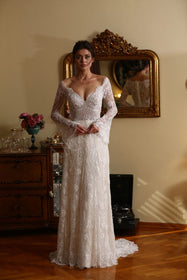 Load image into Gallery viewer, Akay balık model gelinlik, dantel kaplama detayları ve feminen hatları vurgulayan sofistike balık kesim bridal gelinlik
