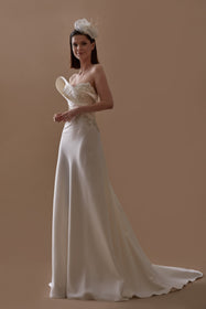 Load image into Gallery viewer, Akay saten ve straplez balık kesim düğün gelinliği, vücut formunu ön plana çıkaran dar kesimli tasarım ve zarif etek detaylarıyla modern gelinlik
