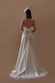 Load image into Gallery viewer, Akay saten ve straplez balık kesim düğün gelinliği, vücut formunu ön plana çıkaran dar kesimli tasarım ve zarif etek detaylarıyla modern gelinlik
