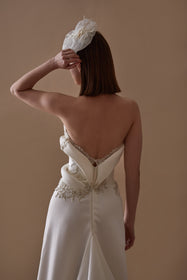 Load image into Gallery viewer, Akay saten ve straplez balık kesim düğün gelinliği, vücut formunu ön plana çıkaran dar kesimli tasarım ve zarif etek detaylarıyla modern gelinlik
