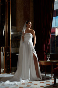 Görseli Galeri görüntüleyiciye yükleyin, Akay sade düz straplez gelinlik, temiz hatlı ve şık minimalist bridal stil gelinlik modeli
