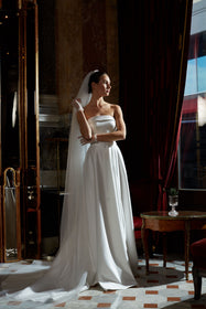 Görseli Galeri görüntüleyiciye yükleyin, Akay sade düz straplez gelinlik, temiz hatlı ve şık minimalist bridal stil gelinlik modeli
