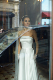 Görseli Galeri görüntüleyiciye yükleyin, Akay sade düz straplez gelinlik, temiz hatlı ve şık minimalist bridal stil gelinlik modeli

