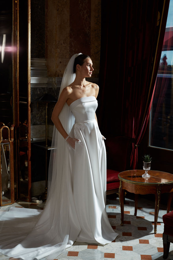 Akay sade düz straplez gelinlik, temiz hatlı ve şık minimalist bridal stil gelinlik modeli