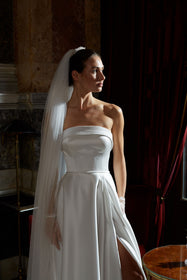 Görseli Galeri görüntüleyiciye yükleyin, Akay sade düz straplez gelinlik, temiz hatlı ve şık minimalist bridal stil gelinlik modeli
