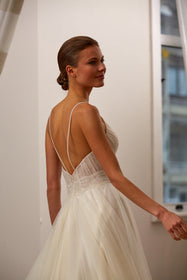 Görseli Galeri görüntüleyiciye yükleyin, Akay bohem ve helen tarzda sade düz gelinlik, temiz hatlı ve şık minimalist bridal stil gelinlik modeli
