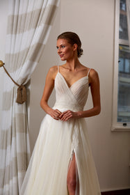 Görseli Galeri görüntüleyiciye yükleyin, Akay bohem ve helen tarzda sade düz gelinlik, temiz hatlı ve şık minimalist bridal stil gelinlik modeli
