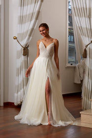 Görseli Galeri görüntüleyiciye yükleyin, Akay bohem ve helen tarzda sade düz gelinlik, temiz hatlı ve şık minimalist bridal stil gelinlik modeli
