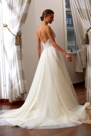 Görseli Galeri görüntüleyiciye yükleyin, Akay bohem ve helen tarzda sade düz gelinlik, temiz hatlı ve şık minimalist bridal stil gelinlik modeli
