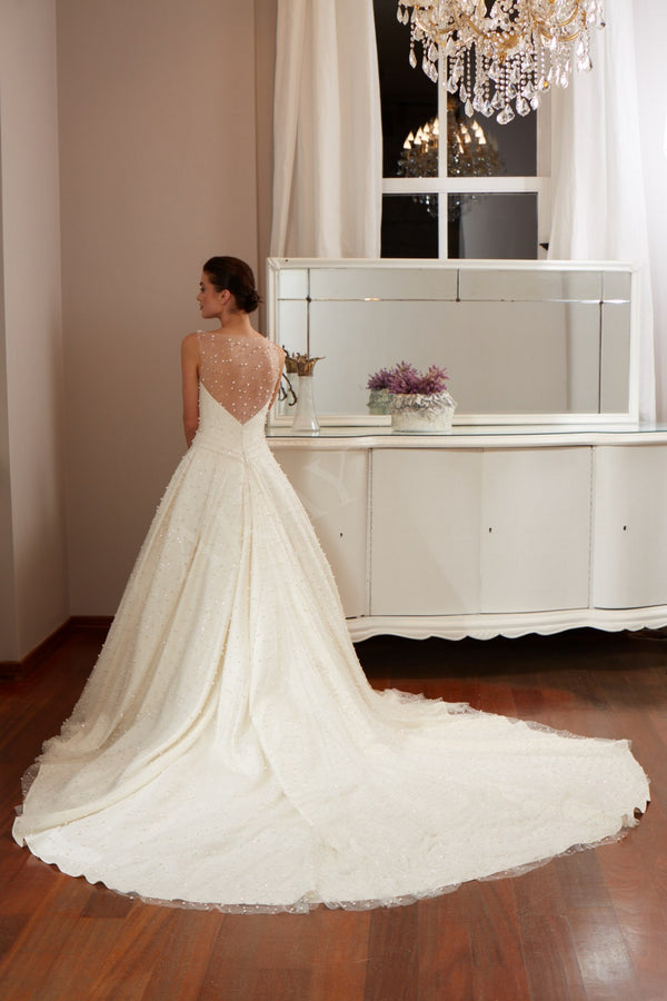 Akay prenses kesim incili kabarık gelinlik, gösterişli tül etekli ve dantel detaylı klasik bridal tasarım