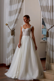 Görseli Galeri görüntüleyiciye yükleyin, Akay kabarık prenses gelinlik modeli, hacimli tül etek ve romantik dantel detaylarıyla tasarlanmış gösterişli prenses kesim düğün gelinliği
