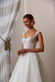 Görseli Galeri görüntüleyiciye yükleyin, Akay kabarık prenses gelinlik modeli, hacimli tül etek ve romantik dantel detaylarıyla tasarlanmış gösterişli prenses kesim düğün gelinliği
