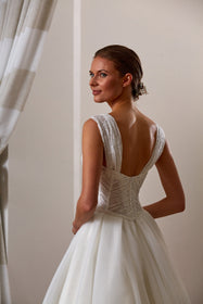 Görseli Galeri görüntüleyiciye yükleyin, Akay kabarık prenses gelinlik modeli, hacimli tül etek ve romantik dantel detaylarıyla tasarlanmış gösterişli prenses kesim düğün gelinliği
