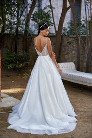 Load image into Gallery viewer, Akay askılı inci detaylı prenses kesim kabarık gelinlik, gösterişli tül etekli ve dantel detaylı klasik bridal tasarım
