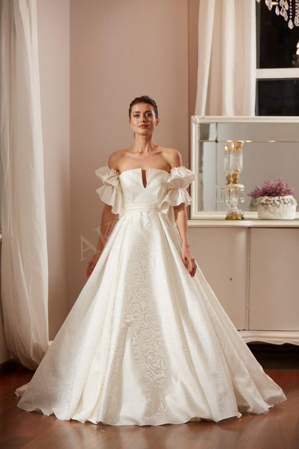 Akay kabarık prenses gelinlik modeli, gösterişli kabarık etek ve romantik dantel detaylı bridal gown