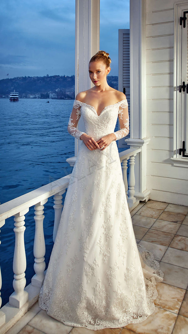 Akay uzun kollu prenses yaka gelinlik, gösterişli tül etekli ve dantel detaylı klasik bridal tasarım, düğün gelinliği