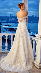 Load image into Gallery viewer, Akay uzun kollu prenses yaka gelinlik, gösterişli tül etekli ve dantel detaylı klasik bridal tasarım, düğün gelinliği
